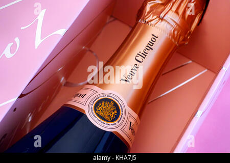 Tambov, Russische Föderation - 06. Oktober 2017 Flasche mit Champagner Veuve Clicquot Rose in rosa Box. Studio-Aufnahme. Stockfoto