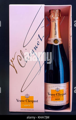 Tambov, Russische Föderation - 06. Oktober 2017 Champagne Veuve Clicquot Rose Flasche in rosa Box auf schwarzem Hintergrund. Studio-Aufnahme. Stockfoto