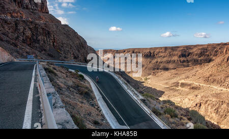 Road Bike Ride absteigend die Serpentinen von der Degollada de La Yegua Mirador Gran Canaria, Kanarische Inseln, Spanien Stockfoto