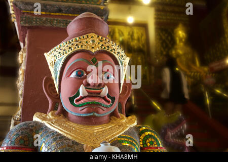 Eine mythische Figur in einem Tempel in Nakon Si Tammarat, Thailand Stockfoto