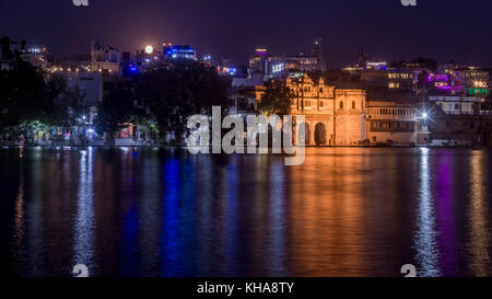 Vollmond über dem gangaur Ghat vom See Pichola, Udaipur, Rajasthan, Indien Stockfoto