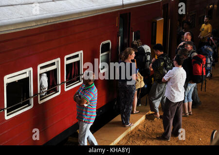 Junction Station Peradeniya Kandy Zentralprovinz Sri Lanka Fluggäste Zug Stockfoto