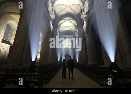 Die Generalprobe des Lumiere Durham Light Festivals in der Kathedrale von Durham. Stockfoto