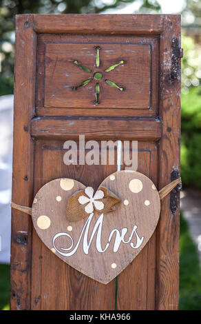 Alte Holz- Shutter windows mit hängenden Herzen für Frau Vintage Dekoration für Hochzeiten Stockfoto