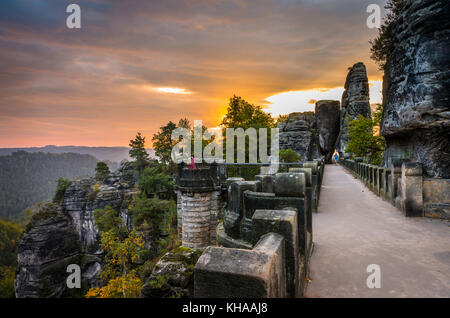 Basteibrücke, Bastei bei Sonnenaufgang, Elbsandsteingebirge, Rathen, Nationalpark Sächsische Schweiz, Sachsen, Deutschland Stockfoto