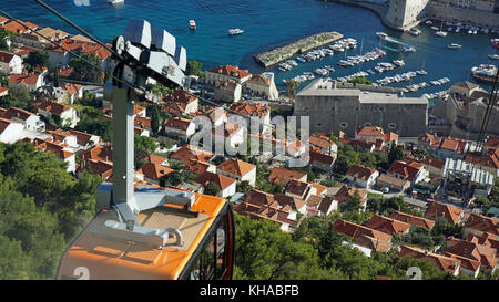 Moderne Seilbahn auf einem Hügel in Dubrovnik in Kroatien Stockfoto