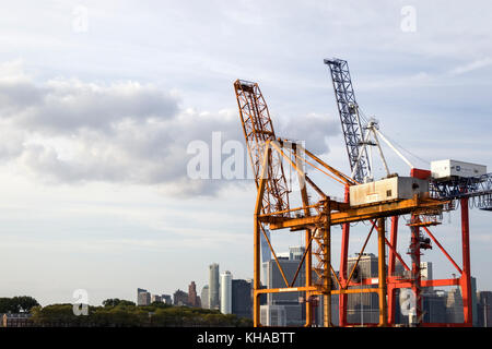 Blick auf Krane in Red Hook Container Terminal in New York. Stockfoto