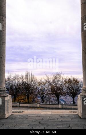 Blick zwischen den Säulen, Basilica di Superga, Turin, Piemont, Italien Stockfoto