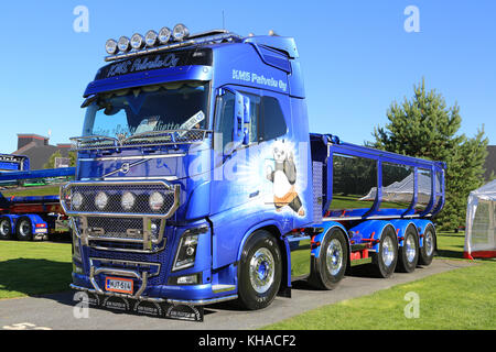 ALAHARMA, FINNLAND - 7. AUGUST 2015: Volvo FH16 750 Kipplaster Kung Fu Panda von KMS Palvelu in der Power Truck Show 2015. Stockfoto