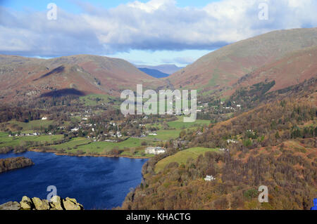 Auf grasmere Lake & Dorf von den Hängen der zentralen Wainwright fiel loughrigg fiel im Nationalpark Lake District, Cumbria, UK. Stockfoto