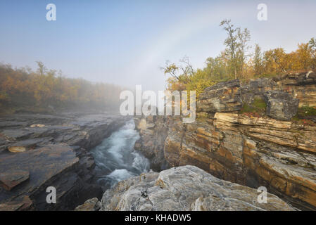 Fluss abiskojakka River fließt durch abisko Schlucht, die Flusslandschaft im Herbst am Morgen Nebel, Abisko Nationalpark, Schweden Stockfoto