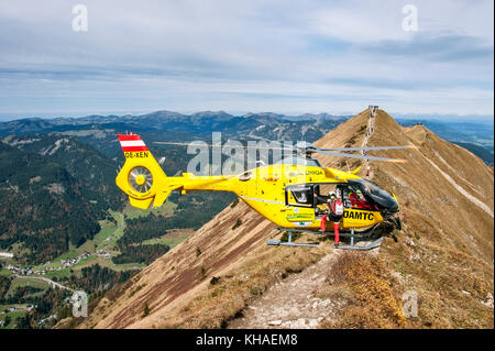 Bergrettung mit dem Hubschrauber auf dem Fellhornrücken, Kleinwalsertal, Riezlern, Vorarlberg, Österreich Stockfoto