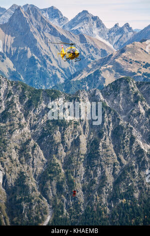 Bergrettung mit dem Hubschrauber auf dem Fellhornrücken, Kleinwalsertal, Riezlern, Vorarlberg, Österreich Stockfoto