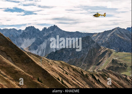 Bergrettung mit dem Hubschrauber auf dem Fellhornrücken, Kleinwalsertal, Riezlern, Vorarlberg, Österreich Stockfoto