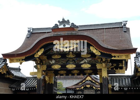 Eines der Tore von Schloss Nijo, Kyoto, Japan. Stockfoto