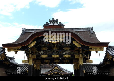 Eines der Tore von Schloss Nijo, Kyoto, Japan. Stockfoto