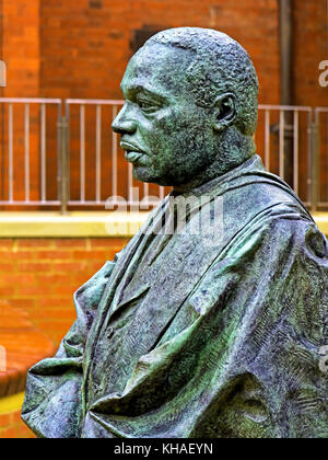 Bronzestatue von Martin Luther King von Nigel Boonham in der Kings Chapel Newcastle Stockfoto