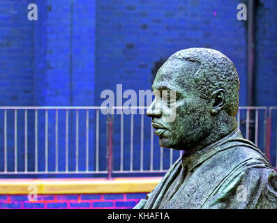 Bronzestatue von Martin Luther King von Nigel Boonham in der Kings Chapel Newcastle Stockfoto