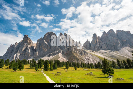 Wanderweg bei Gschnagenhardt Alm, hinter Geislerspitzen, Villnössstal, Sass Rigais, Dolomiten, Südtirol, Italien Stockfoto