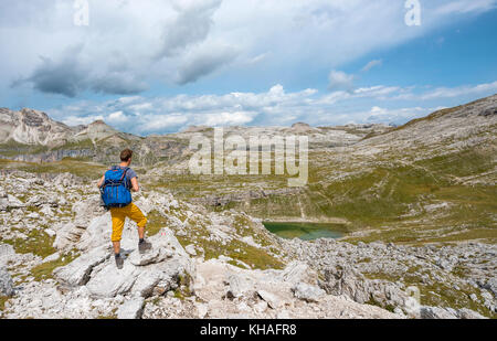 Wanderer auf dem Rundwanderweg rund um die Sella Gruppe in der Nähe des Lech de crespeina, See crespeina, Grödner Joch, Passo Gardena Stockfoto