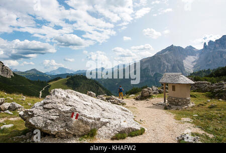 Walker in der Nähe einer Kapelle, Rundwanderweg rund um den Sella, Grödner Joch, Passo Gardena, natur park Park Puez - Geisler Stockfoto