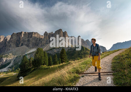 Wanderer in der Nähe der Grödner Joch, Passo Gardena, Sella Gruppe mit murfreitspitze, natur park Park Puez - Geisler Stockfoto