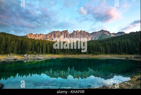 Latemar Gruppe in den See von carezza wider, Lago di Carezza, Berggipfel östlichen Latemar Spitze, Diamond Tower, col Coron Stockfoto