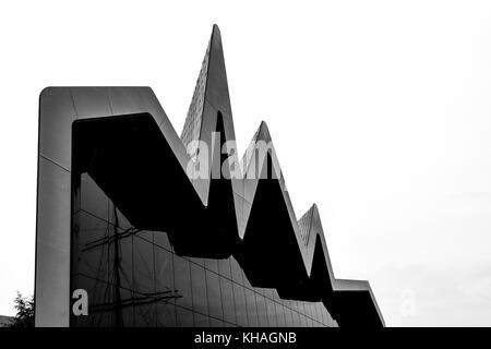 Risse in der Fassade der Riverside Museum von Zaha Hadid Architects entworfen. Entlang dem Fluss Clyde in Glasgow, Schottland. Stockfoto