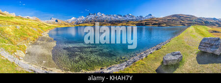 Kristallklare Melchsee und Schweizer Alpen Panorama von Melchsee Frutt, Obwalden, Schweiz, Europa Stockfoto