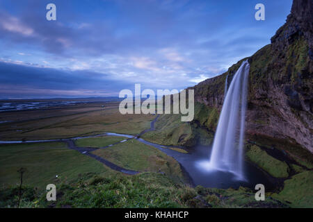 Der Wasserfall Seljalandsfoss an der Südküste Islands. Eine bekannte touristische Destination. Stockfoto