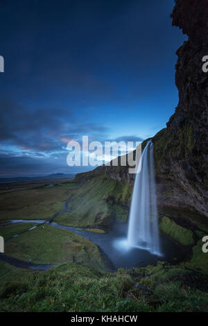 Der Wasserfall Seljalandsfoss an der Südküste Islands. Eine bekannte touristische Destination. Stockfoto