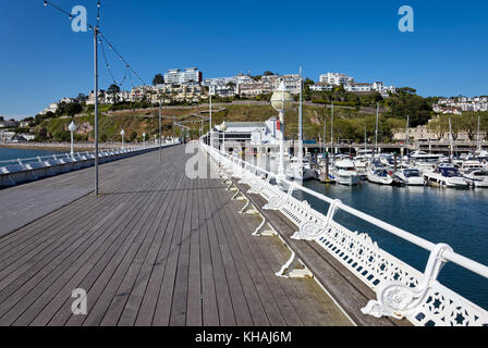 TORQUAY, Devon/GROSSBRITANNIEN - Juli 28: Die Pier in Torbay Devon am 28. Juli 2012. Nicht identifizierte Personen. Stockfoto