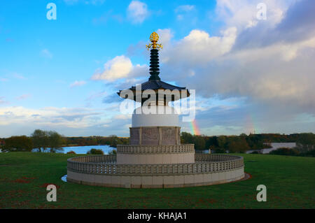 Frieden Pagode in Willen Park mit Regenbogen, Milton Keynes, Buckinghamshire, England Stockfoto