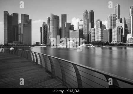 Skyline von Singapur vom Pier aus gesehen Stockfoto