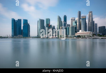 Morgenlang Exposition der Singapore Skyline über Marina Bay. Stockfoto