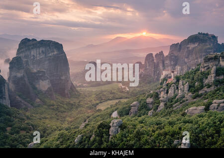 Sonnenuntergang über Kloster Roussanou, METEORA, Grece. Stockfoto