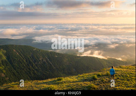 Sunrise cloud Inversion vom Gipfel des Mt. Sniezka, Sudeten, Riesengebirge, Tschechien/Polen. Stockfoto