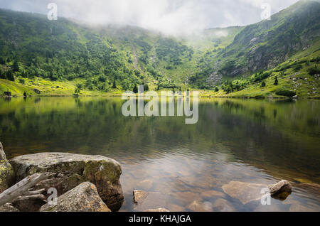 Maly Staw - Polnisch für den kleinen Teich - ist ein natürlicher See von glazialen Ursprungs im Riesengebirge. Nationalpark Riesengebirge, Sudeten, Polen. Stockfoto