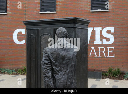 "Der Sucher" Skulptur C S Lewis Square Belfast Nordirland. ** Die redaktionelle Nutzung nur ** Stockfoto