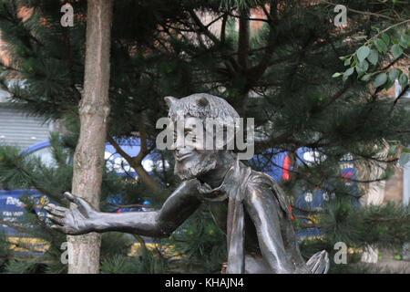 Kunst im öffentlichen Raum Skulptur Belfast, Herr Tumnus von "Der Löwe, die Hexe und der Kleiderschrank' bei der CS Lewis Square Belfast Nordirland. Nur redaktionelle Verwendung Stockfoto