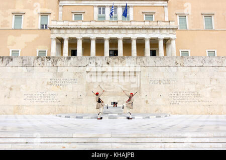 Die griechischen Präsidentengarde namens tsoliades in traditioneller uniform am Denkmal des unbekannten Soldaten vor dem griechischen Parlament gekleidet, Stockfoto