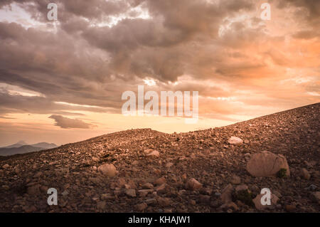 Sonnenuntergang Farben und den Hängen des Vulkan Telica - einer der aktivsten in Nicaragua. San Jacinto, in der Nähe von Leon, Nicaragua. Mittelamerika Stockfoto