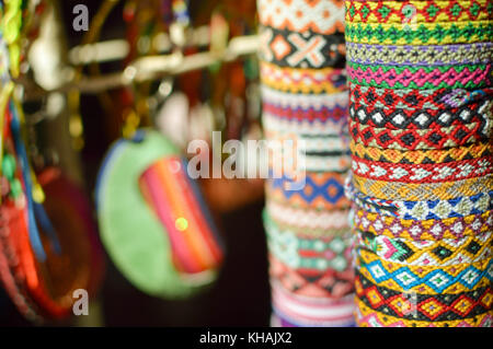 Bunte friendship Bracelet an berühmten masaya Markt (Mercado de Artesanias de Masaya) in Nicaragua verkauft Stockfoto