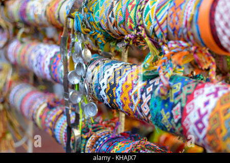 Bunte friendship Bracelet an berühmten masaya Markt (Mercado de Artesanias de Masaya) in Nicaragua verkauft Stockfoto