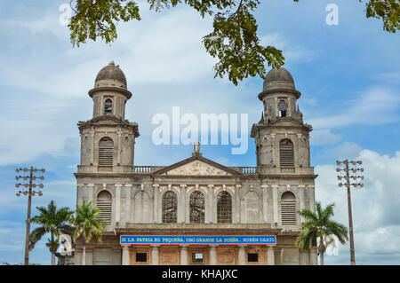 Die Alte Kathedrale von Managua, aka Catedral de Santiago, in Managua, Nicaragua. Das Zeichen in Spanisch Zitate Ruben Dario", wenn die Heimat ist klein, man d Stockfoto