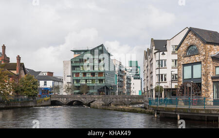 Der Garavogue River, Sligo, Irland, mit Blick auf die Hyde Bridge und das Glass House Hotel Stockfoto