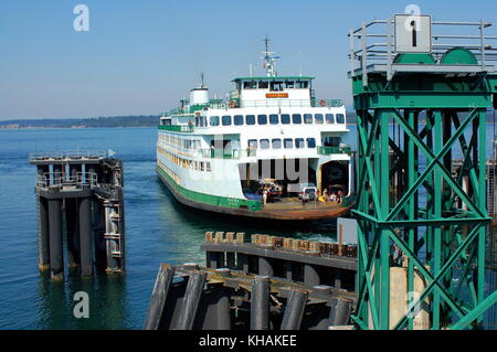 Fähre docking Friday Harbor in die San Juan Inseln. Stockfoto