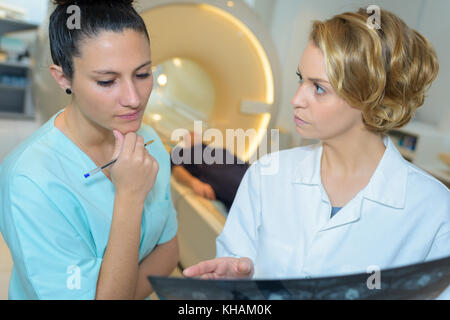 Patienten, die sich einer MRT-Untersuchung im Krankenhaus Stockfoto