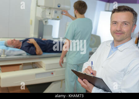 Porträt der Arzt in der Nähe von MRT-Scanner im Krankenhaus Stockfoto