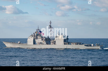 Die ticonderoga-Klasse geführte-missile Cruiser USS Princeton (CG59) beteiligt sich an einem Foto exercis Stockfoto